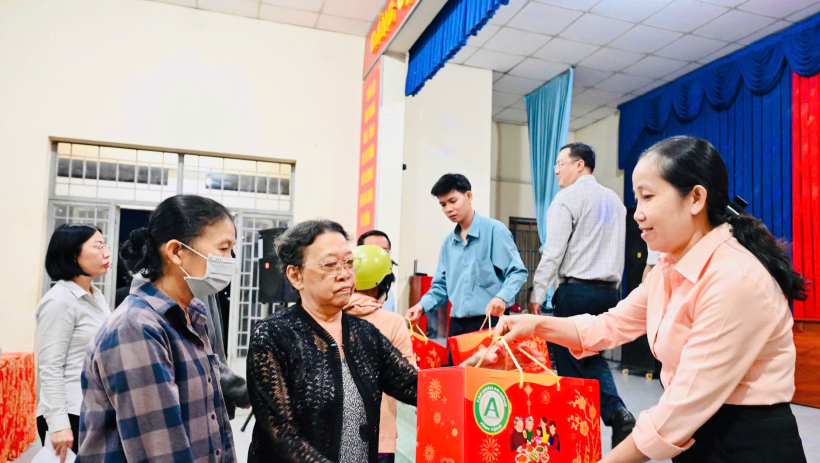 Tập đo&agrave;n An N&ocirc;ng tặng 100 phần qu&agrave; tết cho gia đ&igrave;nh ch&iacute;nh s&aacute;ch v&agrave; hộ kh&oacute; khăn tại x&atilde; Mỹ Y&ecirc;n