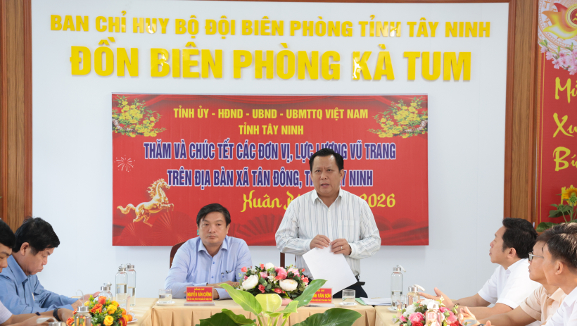 L&atilde;nh đạo UBND tỉnh thăm, tặng qu&agrave;&nbsp;c&aacute;c đơn vị lực lượng vũ trang tr&ecirc;n địa b&agrave;n x&atilde; T&acirc;n Đ&ocirc;ng