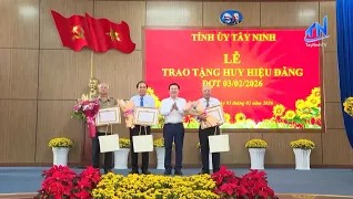 L&atilde;nh đạo tỉnh trao Huy hiệu Đảng tại phường Long An