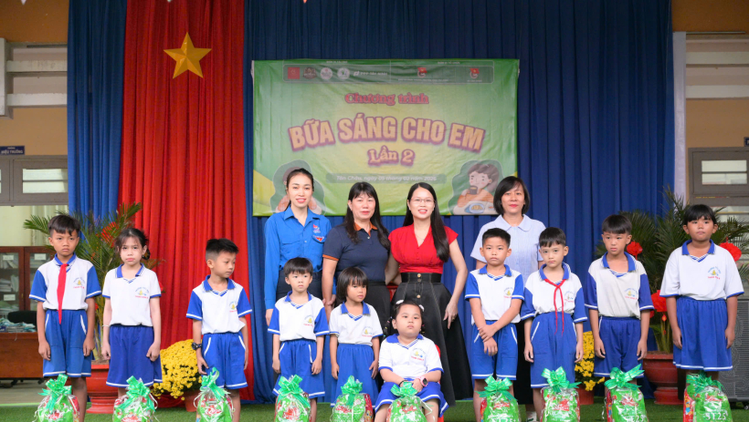 Mang 'Bữa s&aacute;ng cho em' đến Trường Tiểu học Thạnh Đ&ocirc;ng B, x&atilde; T&acirc;n Ch&acirc;u
