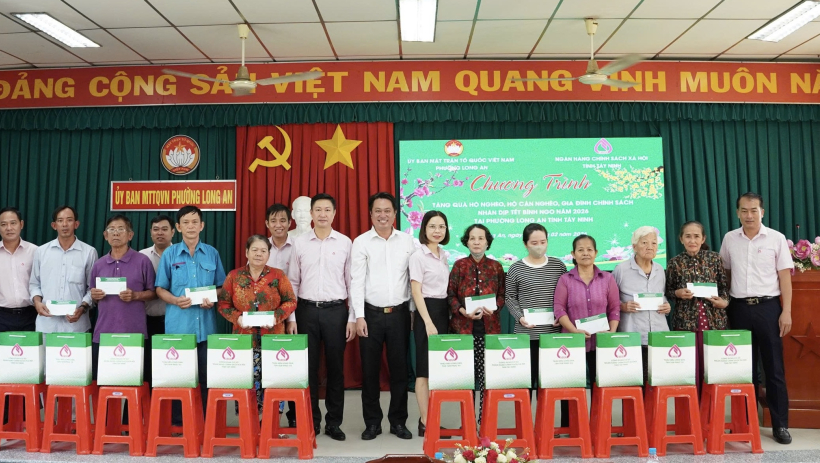 Ng&acirc;n h&agrave;ng Ch&iacute;nh s&aacute;ch x&atilde; hội Chi nh&aacute;nh tỉnh T&acirc;y Ninh trao qu&agrave; tết tại phường Long An