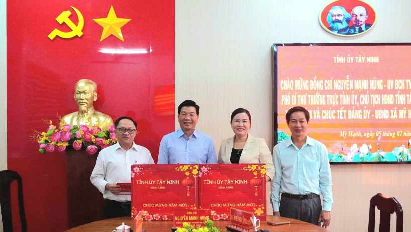 Ph&oacute; B&iacute; thư Thường trực Tỉnh ủy Nguyễn Mạnh H&ugrave;ng thăm, ch&uacute;c tết x&atilde; Mỹ Hạnh