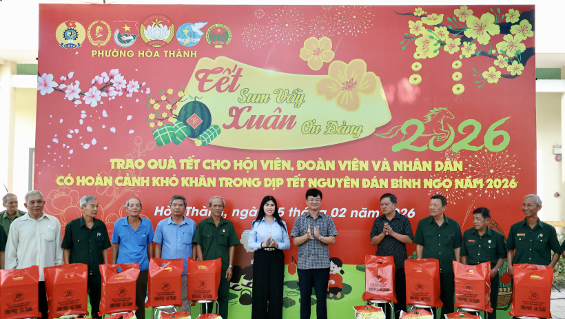 Trao 400 phần qu&agrave; tết cho người d&acirc;n kh&oacute; khăn ở phường H&ograve;a Th&agrave;nh
