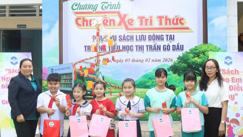 Phục vụ s&aacute;ch lưu động cho học sinh Trường Tiểu học thị trấn G&ograve; Dầu
