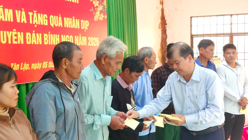 Trưởng Ban Tổ chức Tỉnh ủy V&otilde; Đức Trong thăm, tặng qu&agrave; tại x&atilde; T&acirc;n Lập