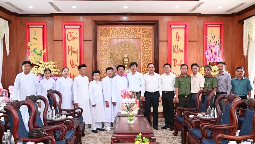 Hội th&aacute;nh Cao Đ&agrave;i Ti&ecirc;n Thi&ecirc;n thăm, ch&uacute;c tết Tỉnh ủy