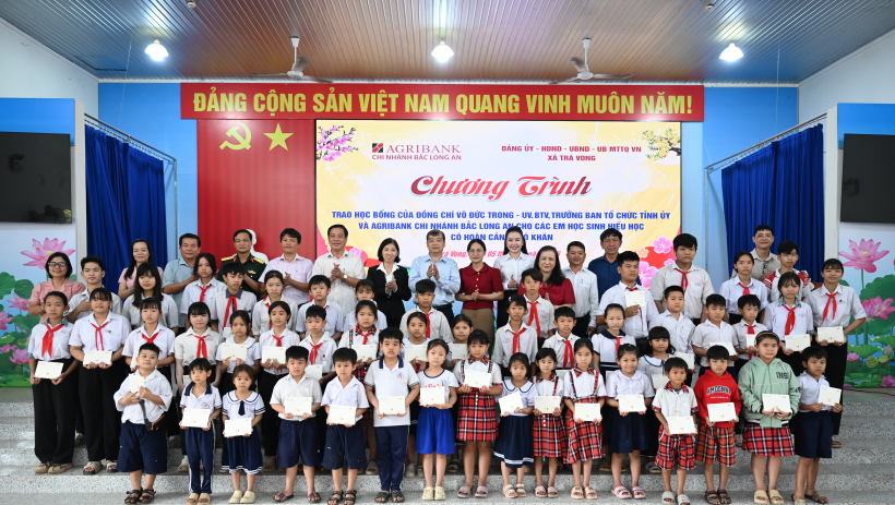 Trưởng ban Tổ chức Tỉnh ủy tặng qu&agrave; tại x&atilde; Tr&agrave; Vong