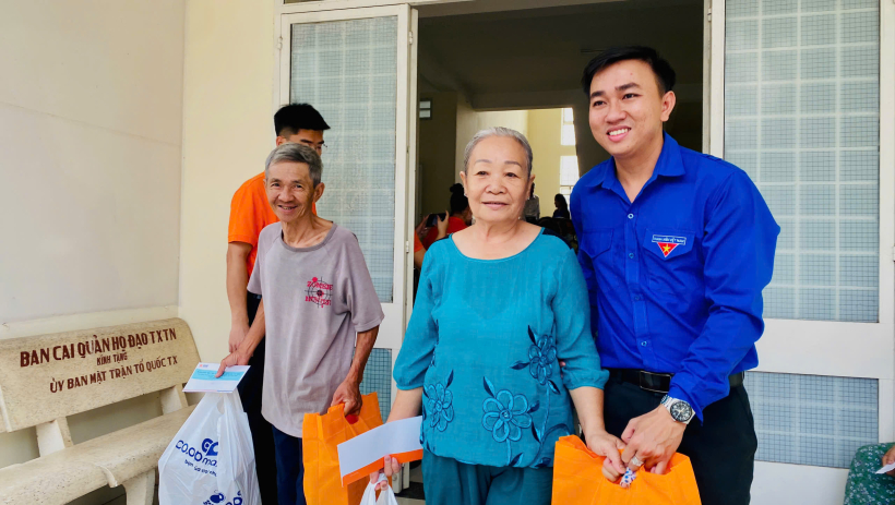 UBMTTQ Việt Nam phường T&acirc;n Ninh tặng qu&agrave; tết cho người d&acirc;n c&oacute; ho&agrave;n cảnh kh&oacute; khăn