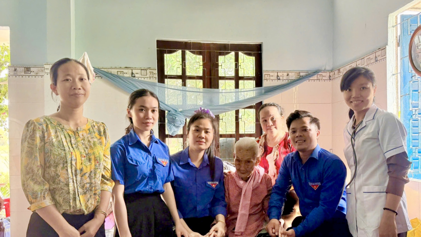 Tuổi trẻ x&atilde; Hiệp H&ograve;a tri &acirc;n B&agrave; mẹ Việt Nam Anh h&ugrave;ng dịp Tết Nguy&ecirc;n đ&aacute;n