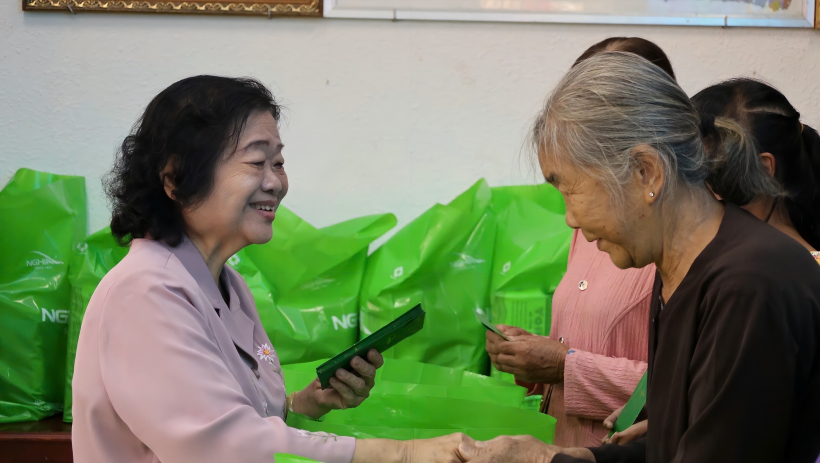 Nguy&ecirc;n Ph&oacute; Chủ tịch nước Trương Mỹ Hoa tặng qu&agrave; cho người d&acirc;n kh&oacute; khăn tại x&atilde; An Lục Long