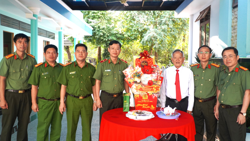 Gi&aacute;m đốc C&ocirc;ng an tỉnh thăm, ch&uacute;c tết nguy&ecirc;n l&atilde;nh đạo tỉnh v&agrave; c&aacute;c đơn vị trực thuộc 