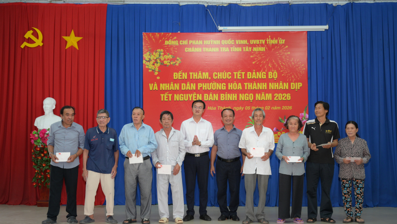 Ch&aacute;nh Thanh tra tỉnh Phan Huỳnh Quốc Vinh thăm, ch&uacute;c tết phường H&ograve;a Th&agrave;nh