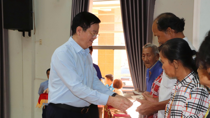 Ph&oacute; Thủ tướng Ch&iacute;nh phủ Mai Văn Ch&iacute;nh thăm, tặng qu&agrave; tại phường G&ograve; Dầu