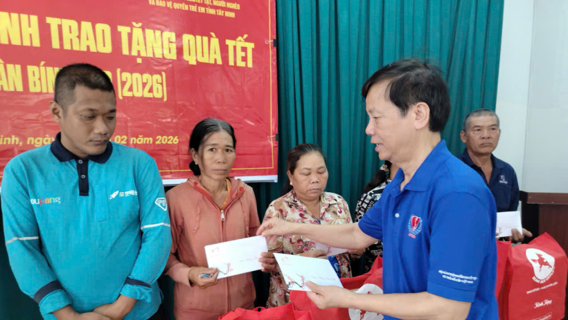 Chủ tịch Hội Bảo trợ người khuyết tật v&agrave; trẻ mồ c&ocirc;i Việt Nam trao tặng qu&agrave; tết cho c&aacute;c hộ kh&oacute; khăn tại T&acirc;y Ninh