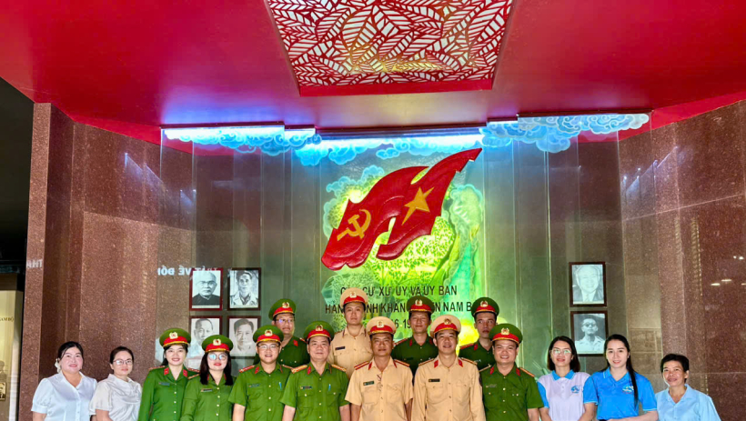 Tuy&ecirc;n truyền ph&aacute;p luật v&agrave; tặng qu&agrave; cho học sinh c&oacute; ho&agrave;n cảnh kh&oacute; khăn