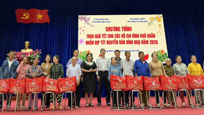 X&atilde; Dương Minh Ch&acirc;u trao qu&agrave; tết cho c&aacute;c hộ gia đ&igrave;nh kh&oacute; khăn 