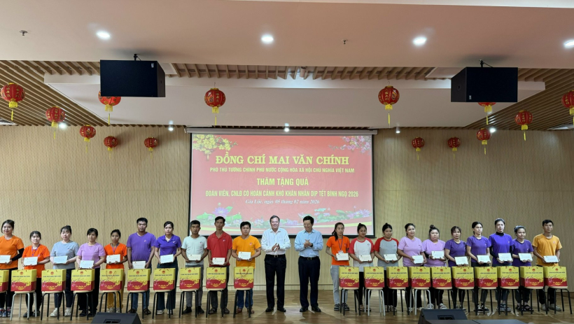 Ph&oacute; Thủ tướng Ch&iacute;nh phủ Mai Văn Ch&iacute;nh trao qu&agrave; tết cho c&ocirc;ng nh&acirc;n lao động