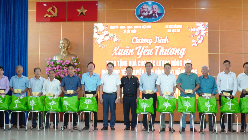 X&atilde; Cần Giuộc: Tặng qu&agrave; tết cho lực lượng n&ograve;ng cốt 