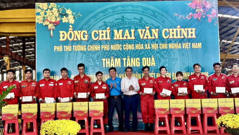 Ph&oacute; Thủ tướng Mai Văn Ch&iacute;nh thăm, tặng qu&agrave; tết c&ocirc;ng nh&acirc;n C&ocirc;ng ty Cổ phần cơ kh&iacute; c&ocirc;ng nghệ cao Đại Dũng II