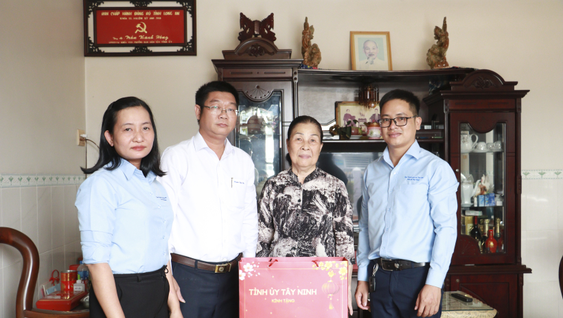 L&atilde;nh đạo Ban Tuy&ecirc;n gi&aacute;o v&agrave; D&acirc;n vận Tỉnh ủy thăm, ch&uacute;c tết c&aacute;c đồng ch&iacute; nguy&ecirc;n l&atilde;nh đạo