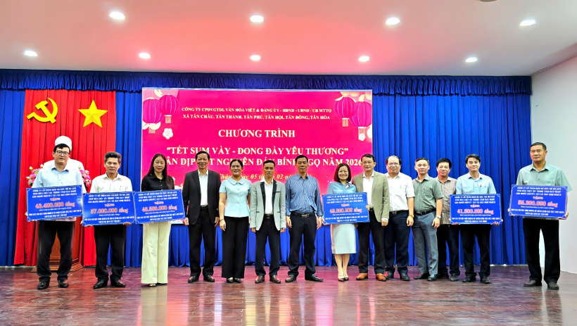 Trao tặng hơn 600 phần qu&agrave; tết&nbsp;cho học sinh kh&oacute; khăn tại 6 x&atilde;