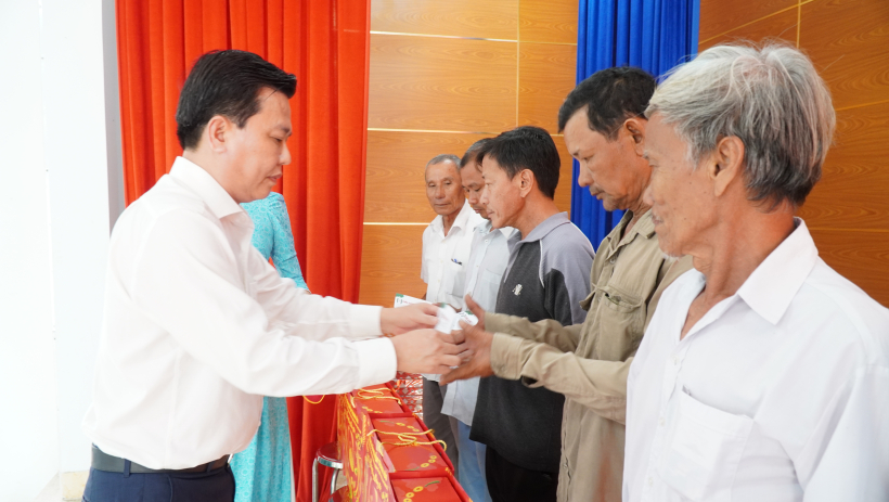 Ph&oacute; B&iacute; thư Tỉnh ủy Nguyễn Thanh Hải tặng qu&agrave; tết tại x&atilde; Phước L&yacute;