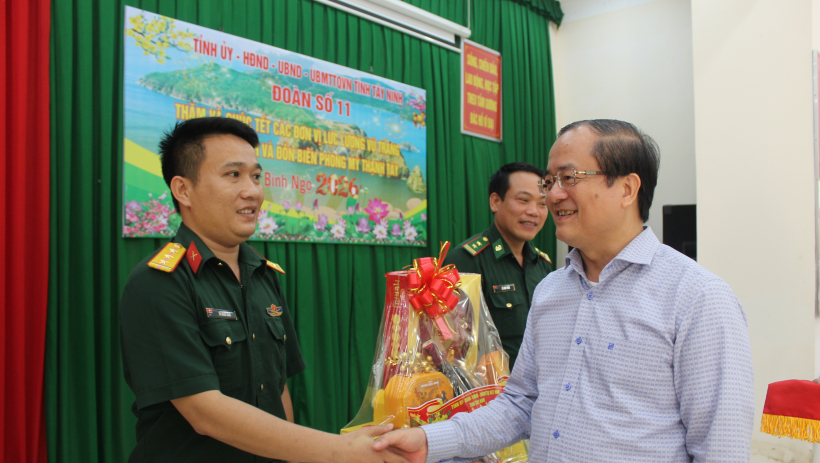 Ph&oacute; Chủ tịch UBND tỉnh Nguyễn Hồng Thanh thăm, ch&uacute;c tết c&aacute;c đơn vị lực lượng vũ trang x&atilde; Đ&ocirc;ng Th&agrave;nh