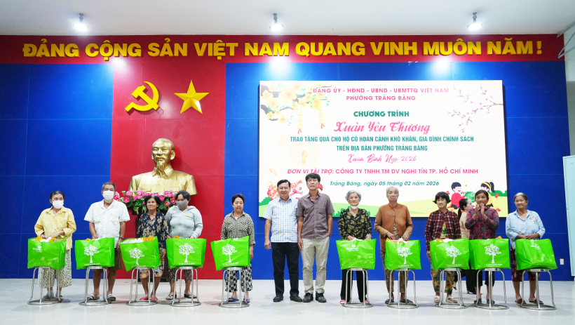 Phường Trảng B&agrave;ng tặng qu&agrave; tết cho gia đ&igrave;nh ch&iacute;nh s&aacute;ch, hộ c&oacute; ho&agrave;n cảnh kh&oacute; khăn