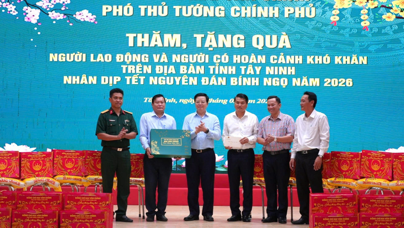 Ph&oacute; Thủ tướng Ch&iacute;nh phủ Mai Văn Ch&iacute;nh thăm, tặng qu&agrave; tại x&atilde; Thạnh H&oacute;a 