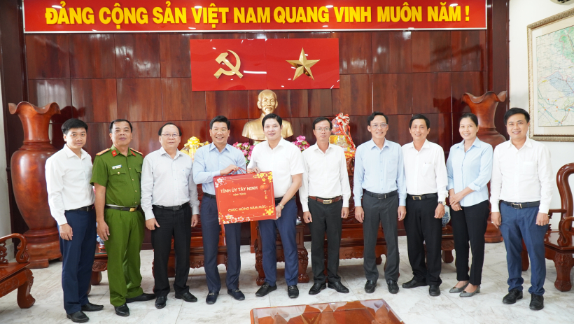 Ph&oacute; B&iacute; thư Thường trực Tỉnh ủy Nguyễn Mạnh H&ugrave;ng đến thăm, ch&uacute;c tết x&atilde; Cần Giuộc