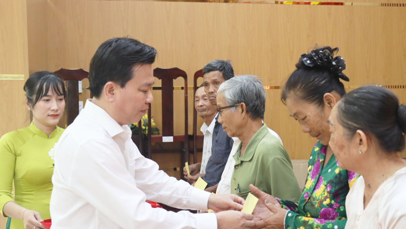 Chủ tịch UBMTTQ Việt Nam tỉnh Nguyễn Thanh Hải&nbsp;trao tặng qu&agrave; tết tại x&atilde; Mỹ Lộc