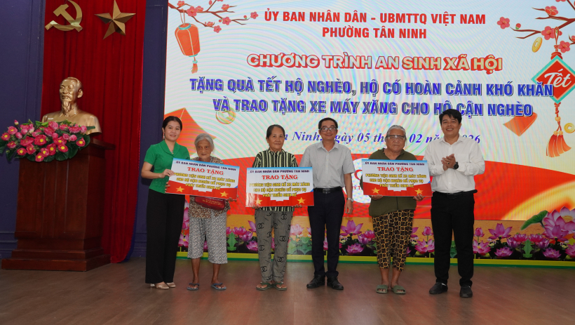 Phường T&acirc;n Ninh trao tặng phương tiện sinh kế v&agrave; qu&agrave; tết cho hộ ngh&egrave;o