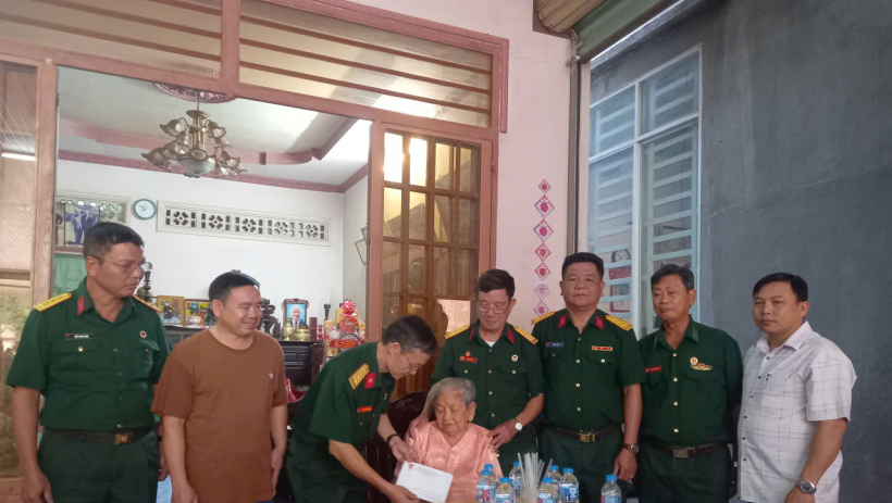 Hội Hỗ trợ gia đ&igrave;nh liệt sĩ tỉnh T&acirc;y Ninh thăm, tặng qu&agrave; B&agrave; mẹ Việt Nam Anh h&ugrave;ng