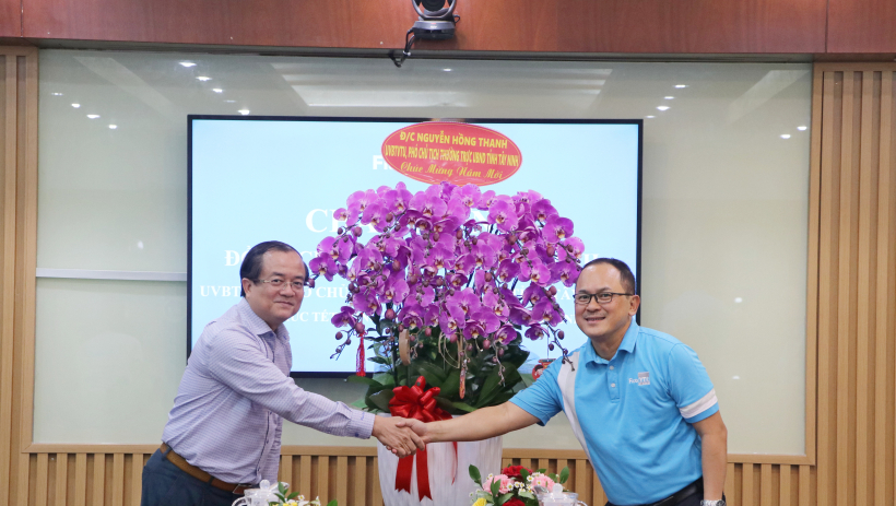 Ph&oacute; Chủ tịch UBND tỉnh Nguyễn Hồng Thanh ch&uacute;c tết doanh nghiệp