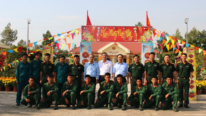 Đo&agrave;n c&ocirc;ng t&aacute;c tỉnh thăm, ch&uacute;c tết c&aacute;c đơn vị lực lượng vũ trang l&agrave;m nhiệm vụ tr&ecirc;n tuyến bi&ecirc;n giới x&atilde; Hưng Điền