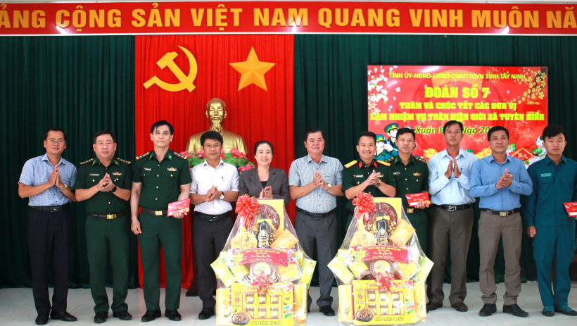 Chủ nhiệm Ủy ban Kiểm tra Tỉnh ủy thăm, ch&uacute;c tết đơn vị lực lượng vũ trang tr&ecirc;n tuyến bi&ecirc;n giới x&atilde; Tuy&ecirc;n B&igrave;nh