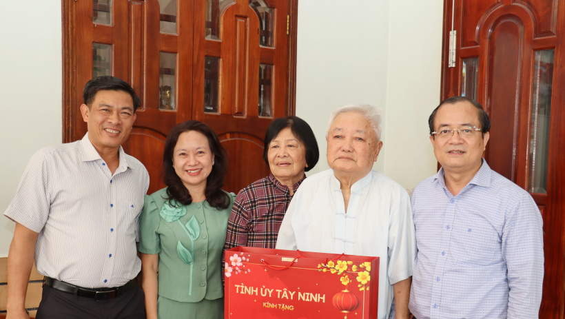 Ph&oacute; Chủ tịch UBND tỉnh Nguyễn Hồng Thanh thăm, ch&uacute;c tết nguy&ecirc;n l&atilde;nh đạo tỉnh