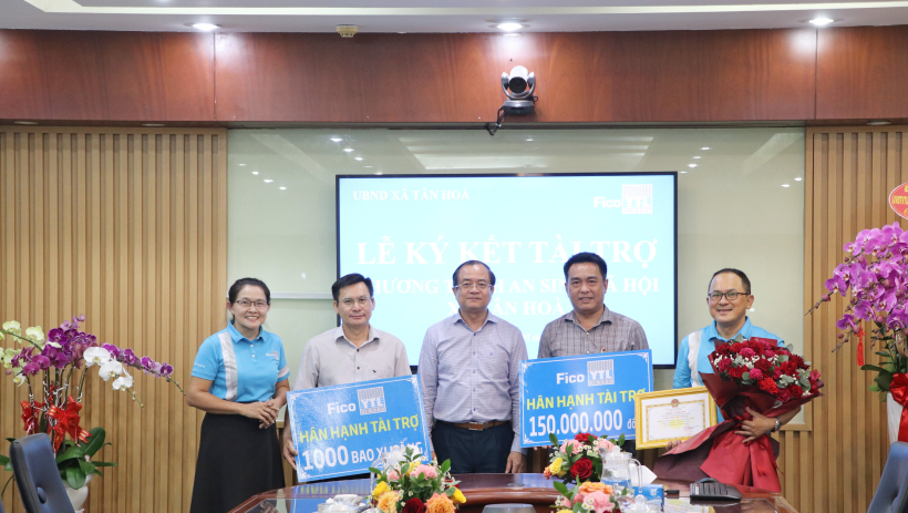 C&ocirc;ng ty Cổ phần Xi măng Fico T&acirc;y Ninh tặng 1.000 bao xi măng v&agrave; k&yacute; kết hỗ trợ x&atilde; T&acirc;n H&ograve;a