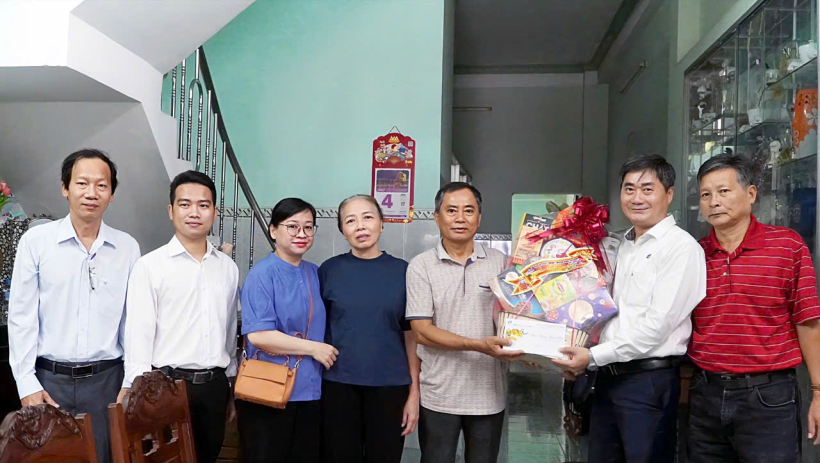 B&aacute;o v&agrave; ph&aacute;t thanh, truyền h&igrave;nh T&acirc;y Ninh thăm, tặng qu&agrave; nguy&ecirc;n l&atilde;nh đạo B&aacute;o Long An