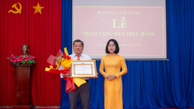 X&atilde; T&acirc;n Th&agrave;nh trao Huy hiệu 45 năm tuổi Đảng