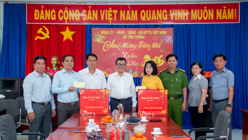 L&atilde;nh đạo tỉnh thăm, ch&uacute;c Tết Đảng bộ, ch&iacute;nh quyền v&agrave; Nh&acirc;n d&acirc;n x&atilde; T&acirc;n Th&agrave;nh