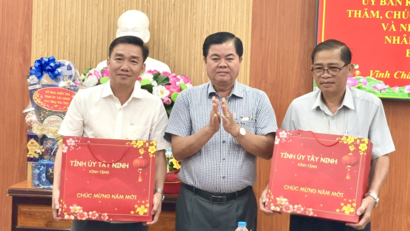 Chủ nhiệm Ủy ban Kiểm tra Tỉnh ủy thăm, ch&uacute;c tết x&atilde; Vĩnh Ch&acirc;u