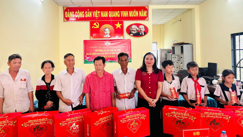 Tặng qu&agrave; tết cho người d&acirc;n kh&oacute; khăn v&agrave; học sinh hiếu học tại x&atilde; Hậu Nghĩa