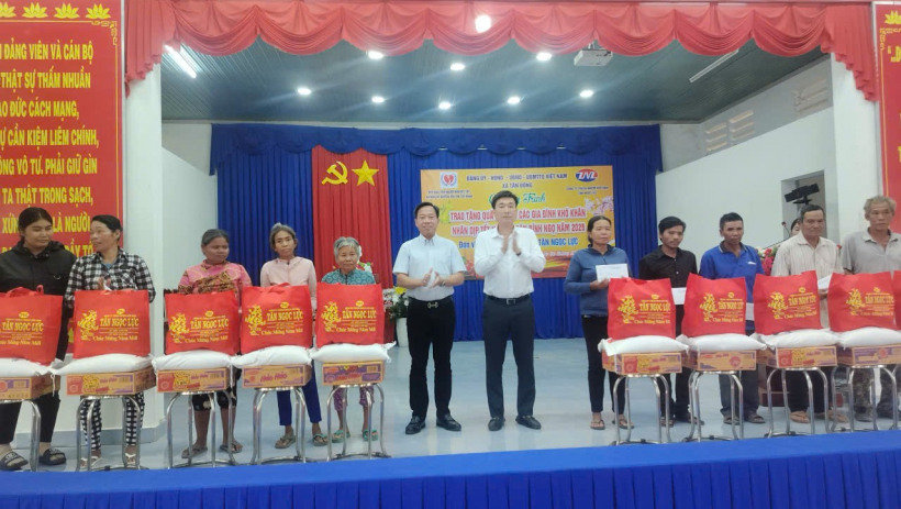 C&ocirc;ng ty TNHH T&acirc;n Ngọc Lực tặng 100 phần qu&agrave; tết cho đồng b&agrave;o Khmer tại x&atilde; T&acirc;n Đ&ocirc;ng