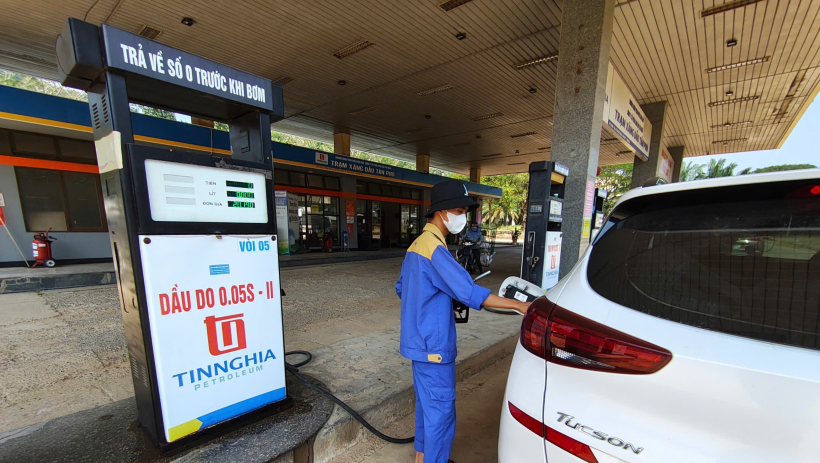 Gi&aacute; xăng dầu h&ocirc;m nay 06/02/2026: Thế giới lao dốc, trong nước tăng