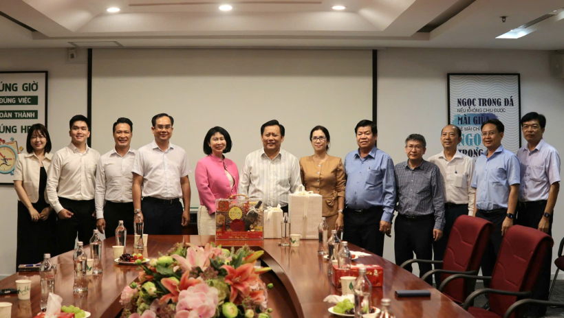 Ph&oacute; Chủ tịch UBND tỉnh Huỳnh Văn Sơn thăm, ch&uacute;c tết doanh nghiệp