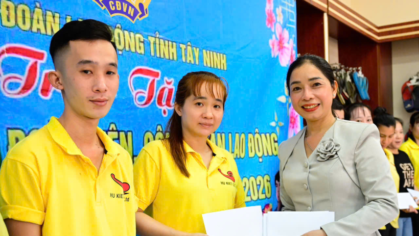 X&atilde; Lương H&ograve;a trao qu&agrave; tết cho c&ocirc;ng nh&acirc;n lao động