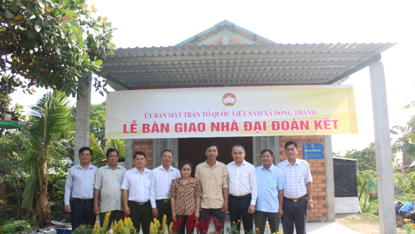 X&atilde; Đ&ocirc;ng Th&agrave;nh b&agrave;n giao nh&agrave; Đại đo&agrave;n kết do Thượng tướng L&ecirc; Tấn Tới vận động hỗ trợ