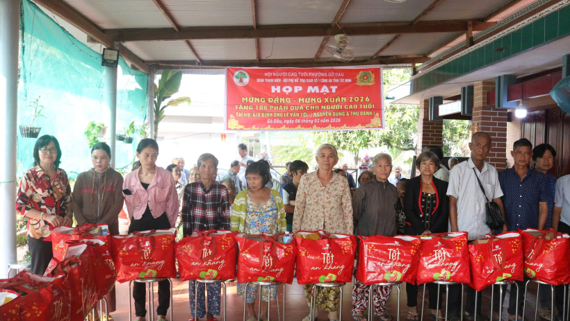 Phường G&ograve; Dầu trao tặng 100 phần qu&agrave; tết