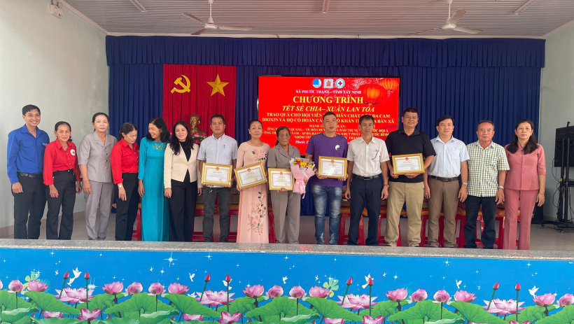 X&atilde; Phước Thạnh trao qu&agrave; tết cho nạn nh&acirc;n chất độc da cam/Dioxin